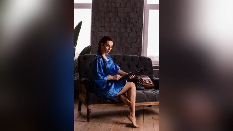 Анна Шаховская разделась до нижнего белья и закосплеила Лару Крофт Анджелины Джоли