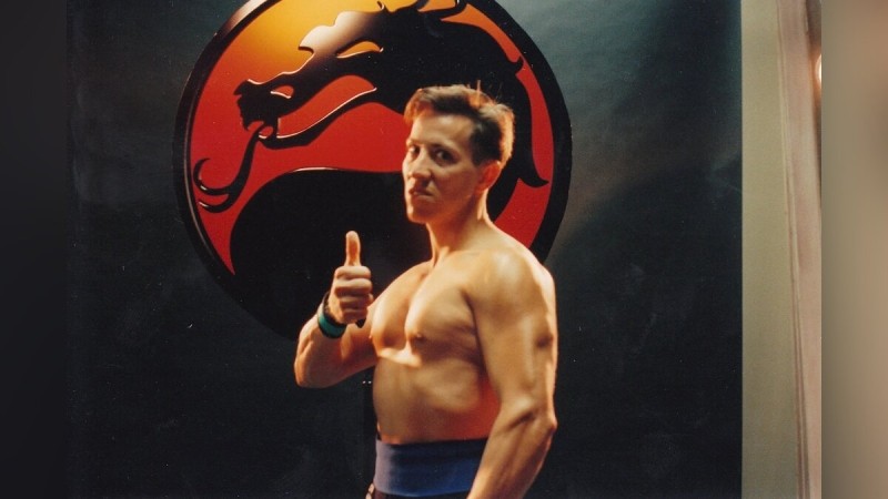 Реальный Скорпион из Mortal Kombat 1992 года, которому сейчас 63 года, показал, как управляется с холодным оружием