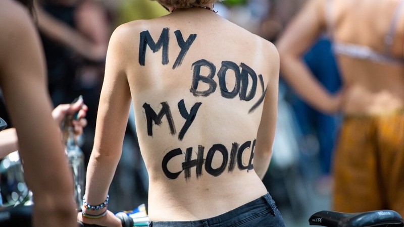 «Свободу соскам» — Facebook и Instagram разрешит публиковать голую «женскую» грудь, но есть нюанс